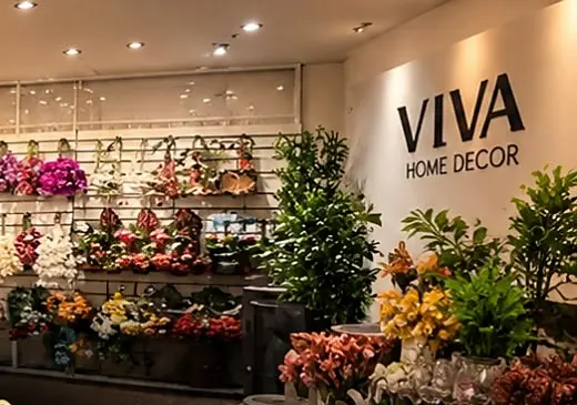Parede de flores permanentes e plantas na loja Viva Home Decor