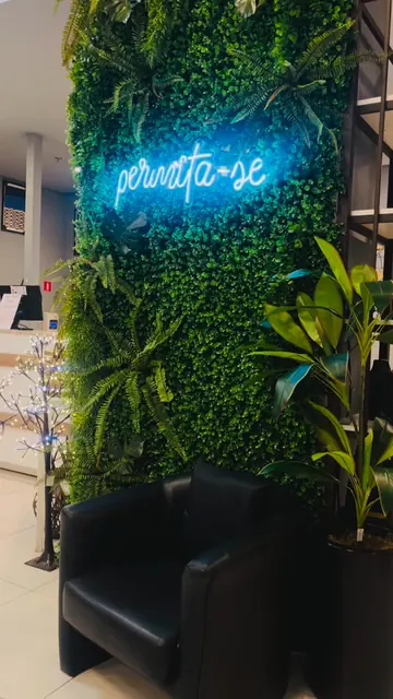Reel da Viva com modelo de parede verde e letreiro em neon