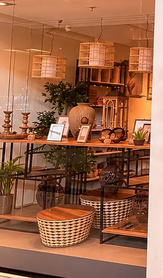 Vitrine da Viva com pendentes de rattan, cestos e plantas